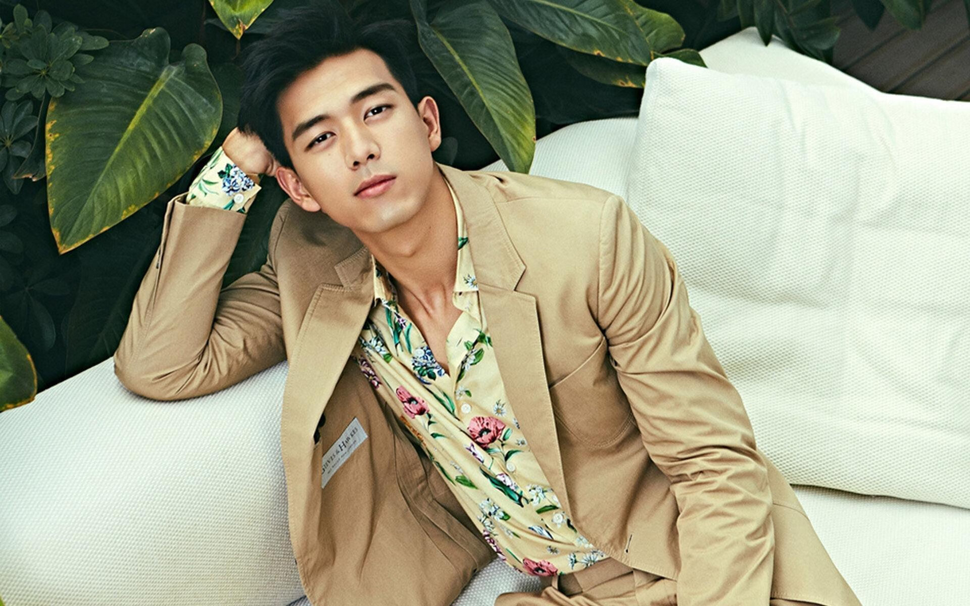 《电竞冠军的秘密武器：战术分析与团队协作》，电竞游戏职业选手冠军