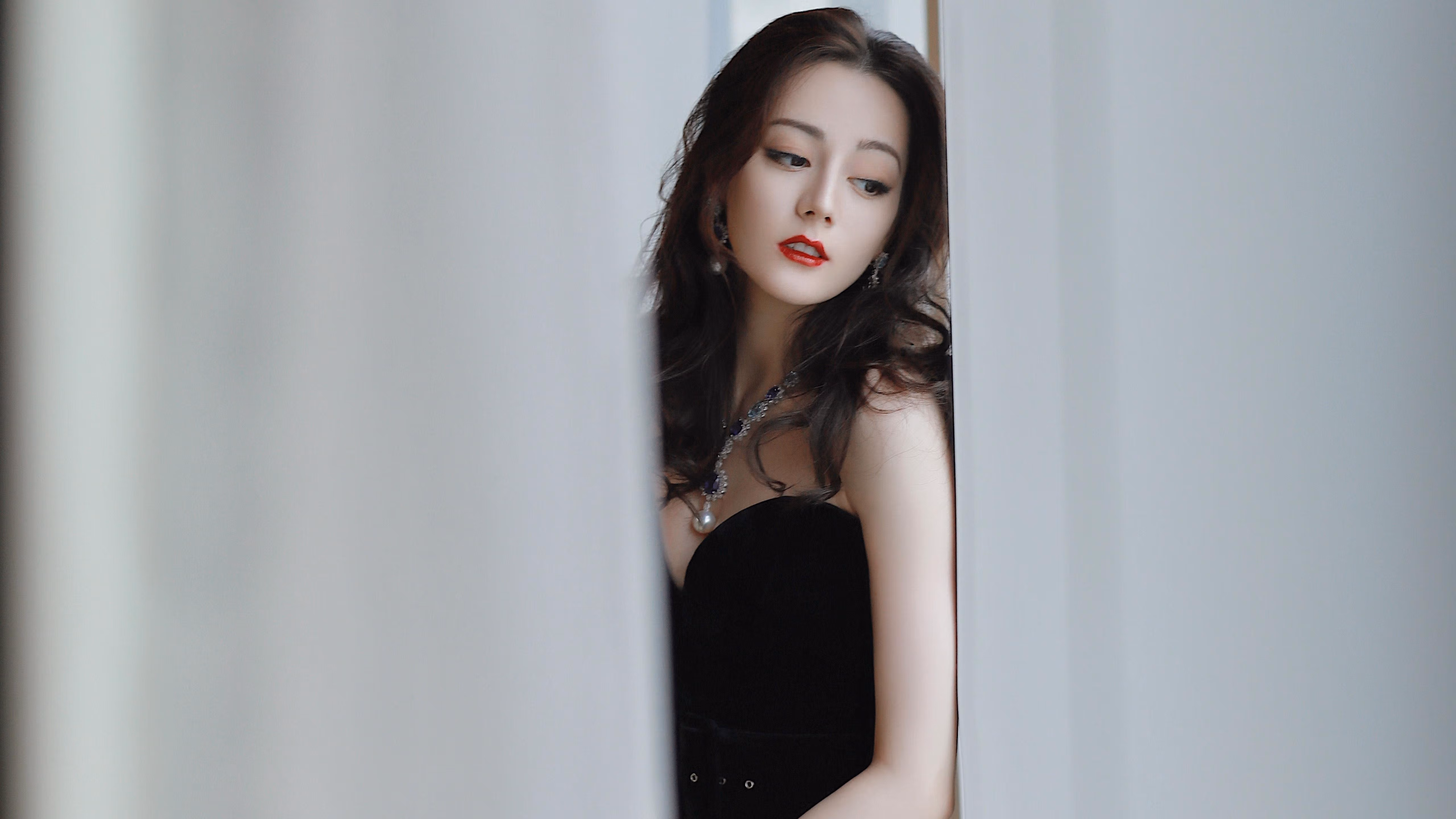 支持女运动员：台球中的性别平等发展，打台球的女运动员