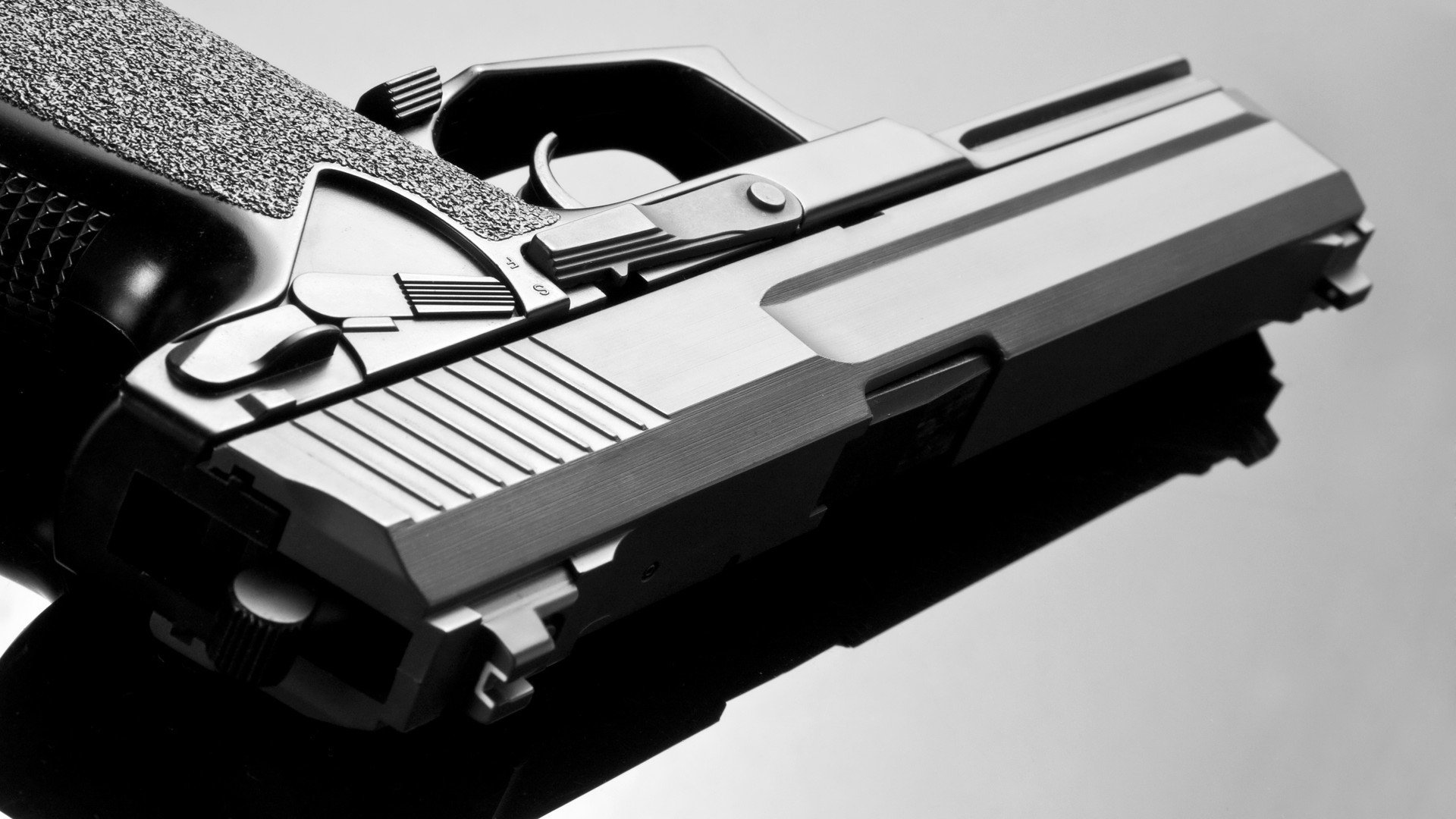 麦金托什女子800米自由泳表现无懈可击，加拿大游泳运动员麦金托什